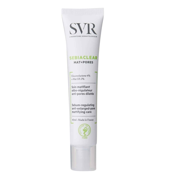 Un tube blanc de SVR Sebiaclear Mat + Pores Soin Matifiant Anti-pores dilatés affiche un texte vert et noir mettant en avant ses propriétés séborégulatrices, anti-pores dilatés et matifiantes. Ce tube de 40 ml est fièrement étiqueté « Made in France ». Dakar