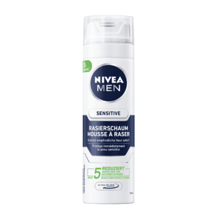 La Mousse à Raser Sensitive NIVEA MEN - 200 ml est présentée dans un élégant pot blanc avec une étiquette bleue et blanche, comportant des informations sur le produit en allemand et en français, soulignant ses bienfaits pour la protection de la peau et la réduction des irritations adaptées aux peaux sensibles. Dakar