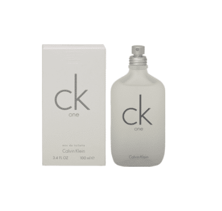 Un flacon de Calvin Klein Eau de Toilette Ck One 50 ml est présenté à côté de son emballage, faisant écho à l'esprit animé des rues de Dakar. Avec son design gris et minimaliste et l'inscription « ck one » en lettres minuscules, le flacon incarne le style contemporain tout en capturant l'essence durable du Sénégal. Dakar