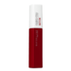 Un tube rouge et blanc de Rouge à lèvres Superstay Matte Ink Pioneer 20 de Maybelline New York, rappelant les rues animées de Dakar, se tient debout. Le nom de la marque et les détails du produit sont élégamment imprimés sur le devant en texte blanc et rouge. Dakar