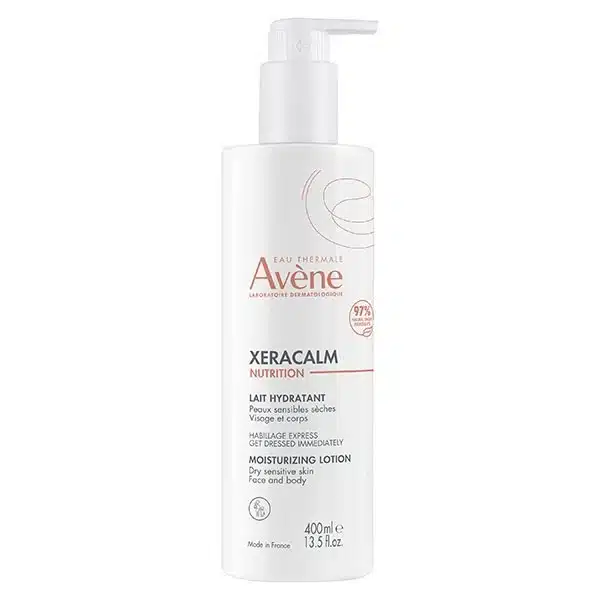 Avène Eau Thermale Xeracalm Nutrition Lait Hydratant 400 ml dans un flacon de 400 ml avec distributeur à pompe présente un emballage blanc orné d'un texte rouge