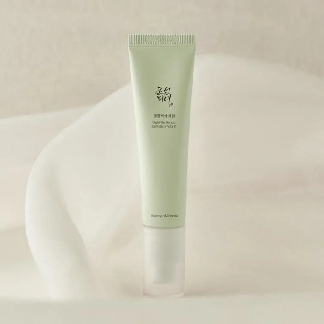 Un tube vert pâle de soin « Beauté de Joseon Sérum Léger à la Vitamine C Unifiant