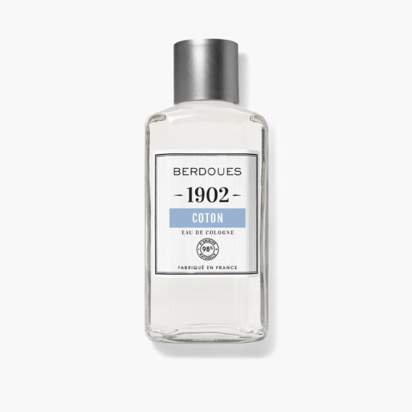 Une bouteille en verre transparent d'Eau de Cologne Berdoues Coton à la fraîcheur de la Bergamote 125 ml comporte un bouchon argenté et une étiquette indiquant « Coton