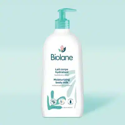 Un flacon de Biolane Lait Corps Peau Sensible Bébé 350 ml avec une pompe bleue