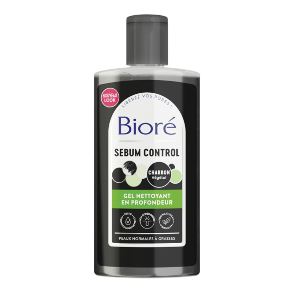 Présentation du Gel Nettoyant en Profondeur au Charbon Bioré 200 ml, désormais doté d'un nouveau design. L'étiquette mise à jour souligne son efficacité pour les peaux normales à grasses et ses qualités nettoyantes en profondeur. Ce flacon noir et gris aux accents verts porte la marque Bioré Nettoyant en Profondeur au Charbon. Dakar