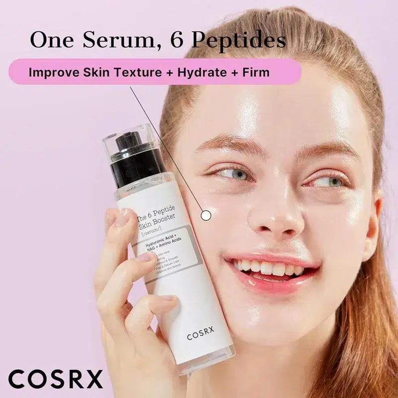 Femme tenant le flacon de 150 ml de Cosrx The 6 Peptide Skin Sérum Booster à Acide Hyaluronique Repulpant et Anti Âge