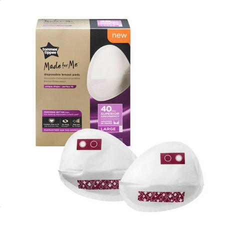 Tommee Tippee Coussinets Larges d'allaitement jetables Made for Me 40 Pièces élégamment présentées avec leur boîte d'emballage et deux serviettes devant