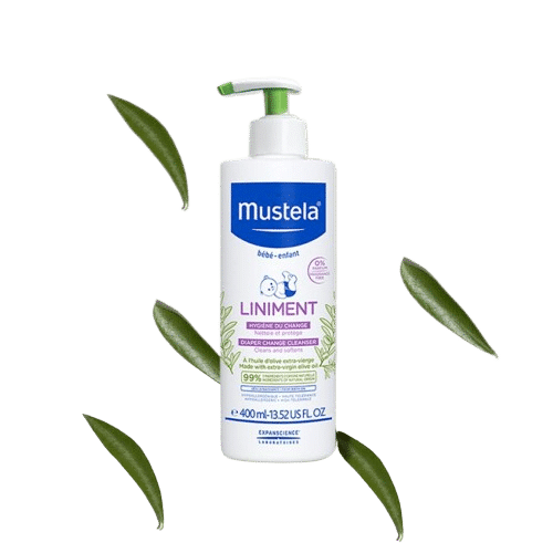 Mustela Liniment Sans Parfum Toilette du Siège sans Rinçage à l'Huile d'Olive Flacon de 400 ml sur fond blanc entouré de feuilles vertes