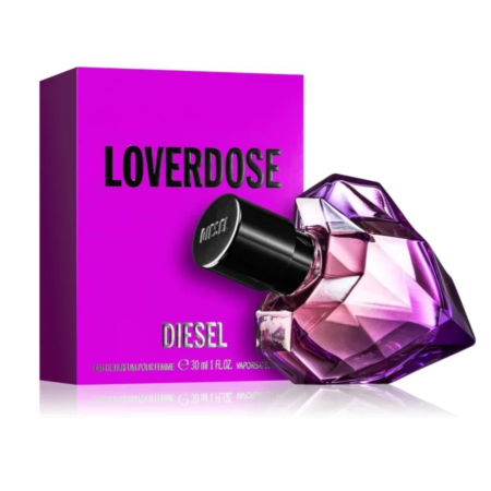 Un flacon de parfum violet en forme de cœur avec un bouchon noir, étiqueté « Diesel », est placé à côté d'une boîte rose vif affichant « LOVERDOSE » en lettres noires audacieuses. Les éléments de design élégants et modernes rendent l'Eau de Parfum pour Femme Diesel Loverdose 30 ml vraiment captivante. Dakar