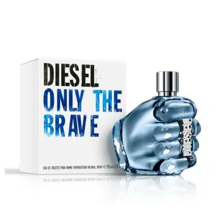 L'eau de toilette Diesel ONLY THE BRAVE 50 ml, inspirée par l'esprit audacieux du courage, présente un flacon distinctif en forme de poing qui comprend une bague métallique « Diesel ». Son emballage est accrocheur avec une boîte blanche élégante et un lettrage bleu proéminent symbolisant son essence audacieuse. Dakar