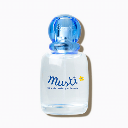 Un petit flacon transparent de Mustela Eau de soin Parfumée Musti Bébé Sans Alcool 50 ml avec un bouchon bleu