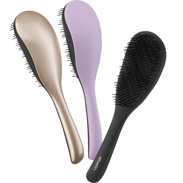 Trois brosses Ebelin Démêlant Cheveux Professionnel sont présentées, chacune dotée d'un manche courbé et de poils fermes pour un démêlage en douceur. Elles sont disponibles en or métallisé, lavande pastel et noir mat, s'inspirant du style dynamique de Dakar, au Sénégal. Dakar