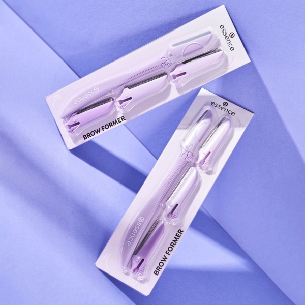 Deux outils Essence Brow Former Rasoir Sourcils 1 Pièce dans un emballage violet sur fond lavande avec des ombres diagonales