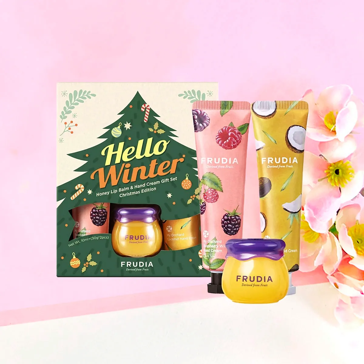 Le Coffret Cadeau Baume Lèvres Miel et 2 Crème Mains Édition Hello Winter Christmas de Frudia comprend un Baume à Lèvres Miel et deux Crèmes Mains