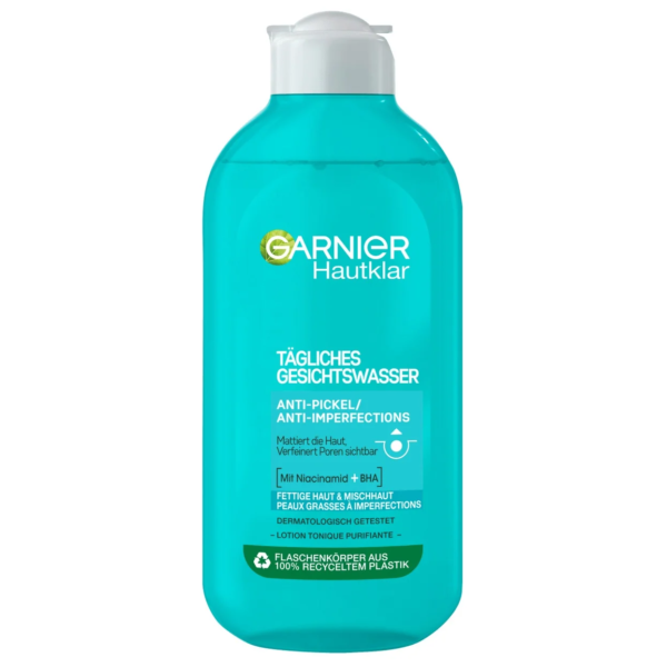 Un flacon turquoise de Lotion Tonique Anti-boutons 200 ml de GARNIER est élégamment présenté, identifié comme un tonique facial anti-imperfections contenant de la niacinamide et du BHA. Fabriqué à partir de plastique 100 % recyclé, il porte un texte en allemand ainsi que dans plusieurs autres langues, ce qui en fait un choix idéal pour les villes cosmopolites comme Dakar. Dakar