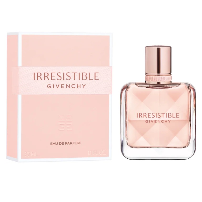 Un flacon de 35 ml de GIVENCHY Irresistible Eau de Parfum pour femme à la teinte rose est posé à côté de sa boîte rose assortie sur fond blanc. dakar