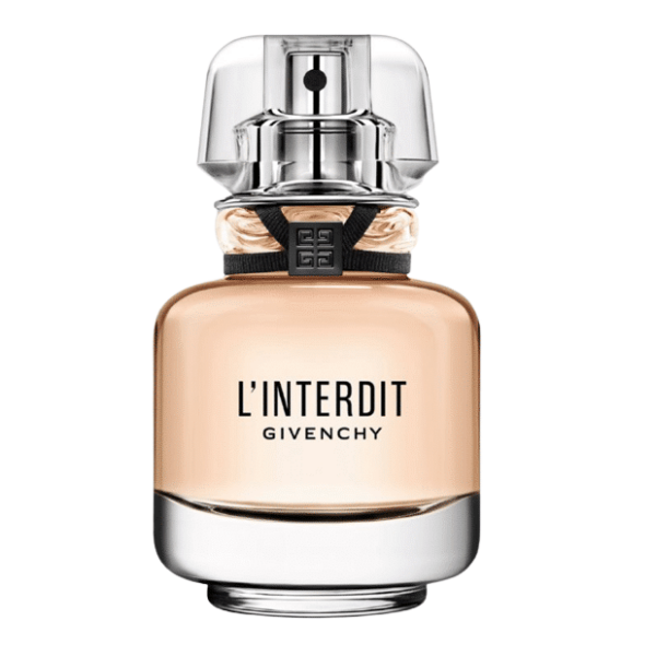 Un flacon de Givenchy L’Interdit Eau de Parfum pour femme 35 ml est entouré de pétales blancs dispersés sur une surface métallique