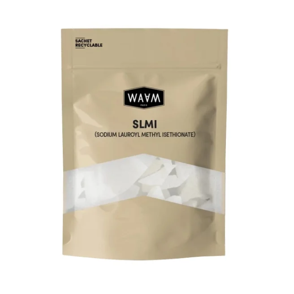 Sachet refermable beige étiqueté "WAAM SLMI Tensioactif Doux Agent Moussant 150g" avec contenu blanc visible