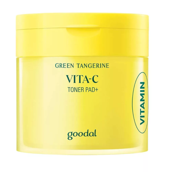 Un contenant jaune de Goodal Green Tangerine Vita-C Toner Pad+ avec « Vitamine » imprimé sur le côté est désormais commercialisé sous la marque Goodal Tampons Tonifiantes Vita C Vert Mandarine Exfoliantes Anti Taches Cicatrices d’Acnés pour une expérience tonifiante améliorée