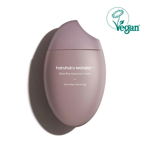 Un flacon ovale violet de Haruharu Wonder Crème Hyaluronique au Riz noir 50 ml avec un logo Vegan sur le côté. dakar