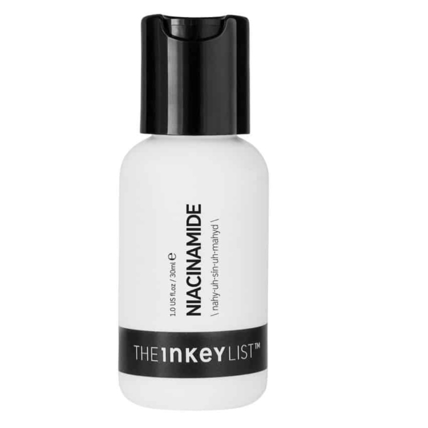 Le sérum à la niacinamide INKEY LIST est présenté dans un élégant flacon blanc avec un bouchon et une étiquette noirs contrastants. Son design raffiné présente un texte noir en gras qui met en valeur le format pratique de 30 ml, ce qui en fait un complément parfait à votre routine de soins de la peau. Dakar