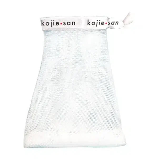 Pochette à savon en filet avec cordon de serrage blanc et inscription « Kojie San Filet Éponge de bain 1 Pièce » répétée le long du bord supérieur. dakar