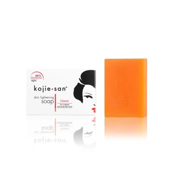 Kojie San Savon Unifiant Anti Taches Tous les Types de Peaux Emballage de 65 g comportant un pain de savon orange séparé sur fond blanc. dakar