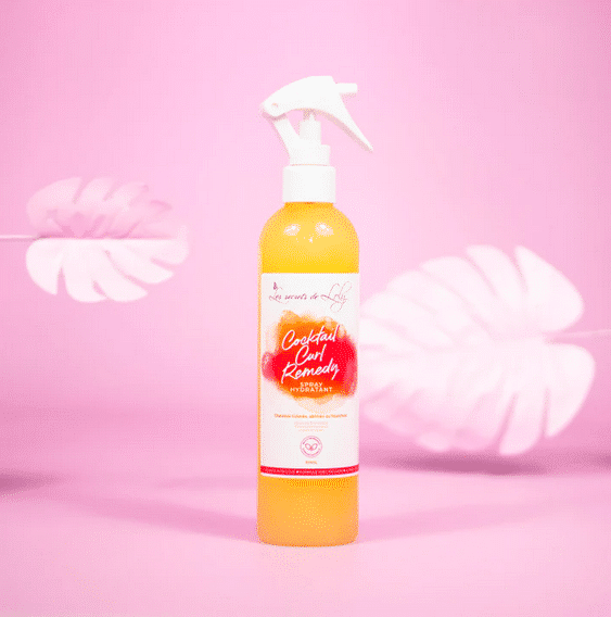 Un flacon rose des Secrets de Loly Spray Cocktail Curl Remedy Sérum Hydratant et Réparateur 310 ml