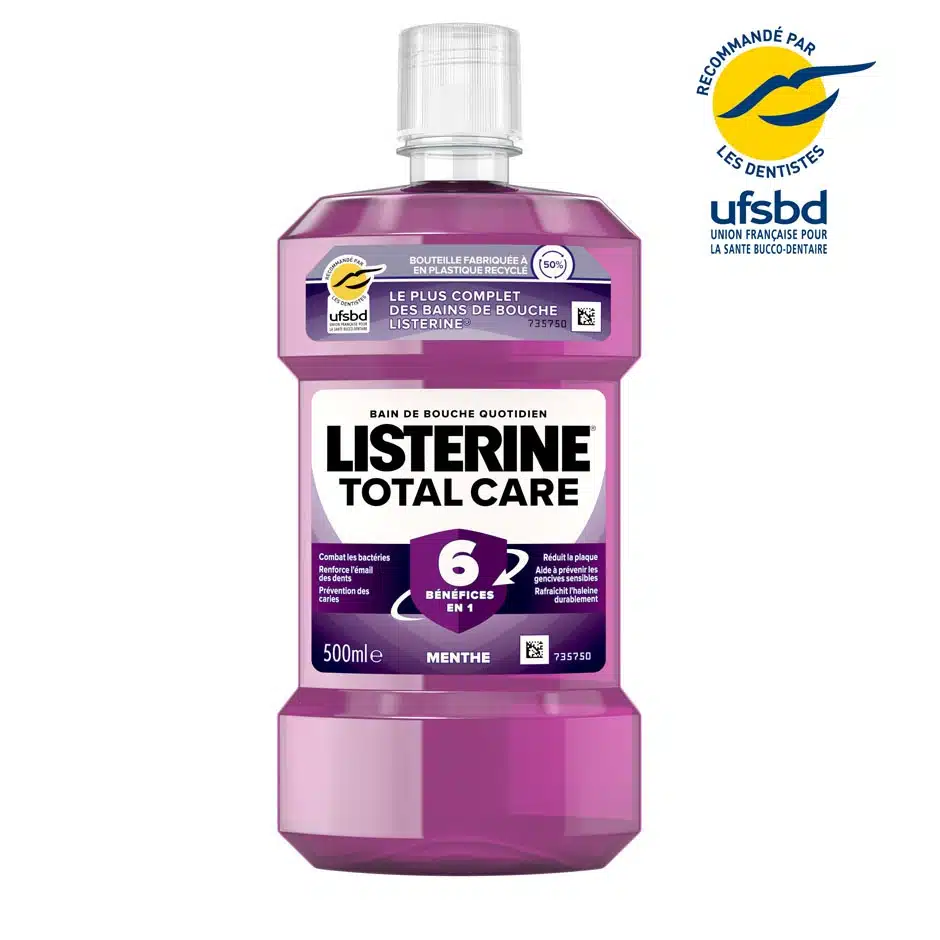 Un flacon de 500 ml de LISTERINE Bain de Bouche Total Care