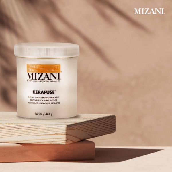 Un contenant de Mizani Kerafuse Masque Traitement Fortifiant Intensif pour Cheveux 425 g sur une plateforme en bois avec un fond ombragé d'Univers Cosmetix