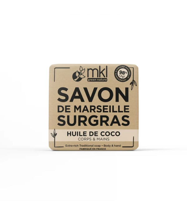 Un paquet carré de savon MKL Savon de Marseille 100 g - Coco 100g sur fond blanc. dakar