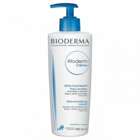 La Crème ultra-nourrissante Atoderm de Bioderma, conçue pour les peaux sensibles normales à sèches et idéale pour le climat humide de Dakar, se présente dans un flacon blanc de 500 ml avec texte bleu et pompe bleue coordonnée. Dakar