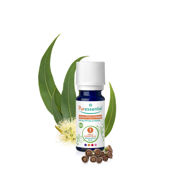 Le flacon Puressentiel Huile Essentielle Eucalyptus Citronné BIO 10 ml est entouré de feuilles et de fleurs d'eucalyptus sur un fond blanc immaculé. dakar