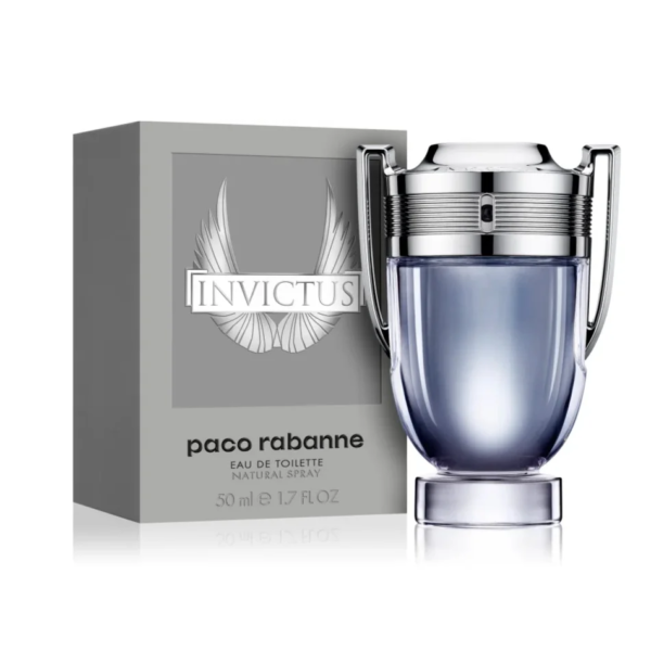 Un flacon de Paco Rabanne Invictus Eau de Toilette pour homme 50 ml est présenté à côté de son emballage. Le flacon en forme de trophée est doté d'un élégant couvercle argenté, tandis que l'élégant emballage gris présente fièrement le nom « Invictus » et le motif emblématique de l'aile. Dakar