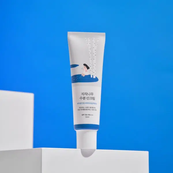 Un tube de Round Lab Birch Moisturizing Crème Spf50 aux Bouleaux Rafraîchissante 50 ml avec un emballage blanc et bleu