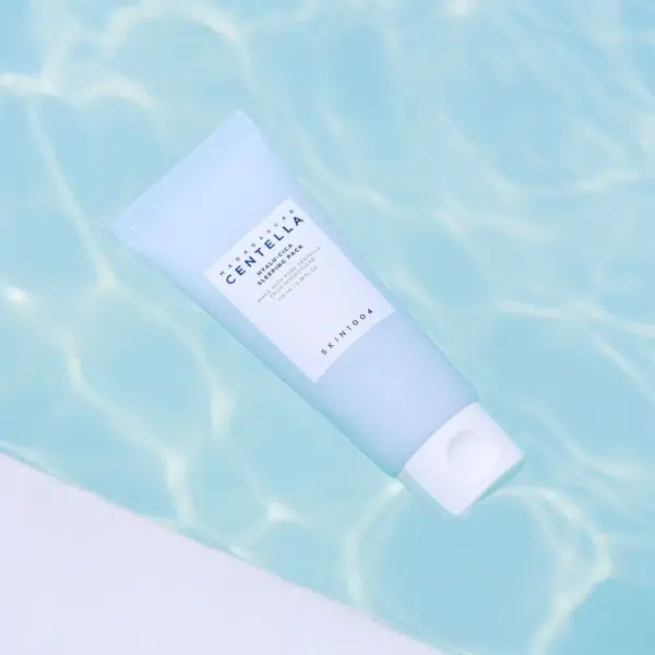 Un tube bleu clair de SKIN1004 Madagascar Centella Masque de Nuit Ultra Hydratant aux 5 Acides Hyaluronique + Centella 100 ml flottant dans une piscine d'eau avec une bordure blanche au fond. dakar