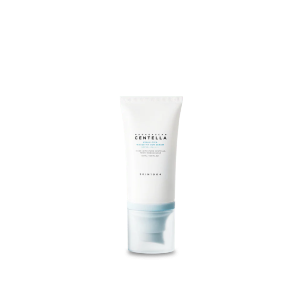 Un tube de produit de soin blanc étiqueté « Skin1004 Centella Sun Serum Soleil Hydratant SPF50+ PA++++ 100 ml » se dresse sur un fond uni