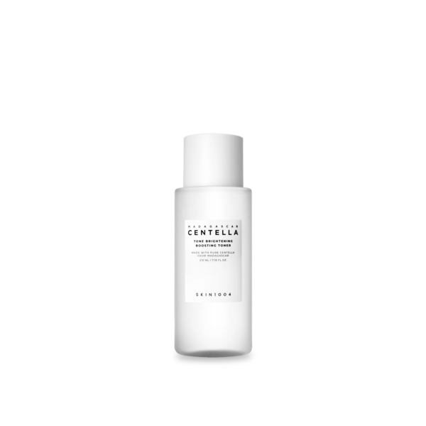 Une bouteille blanche de SKIN1004 Madagascar Centella Tonique Éclaircissant Hydratant et Anti Taches 210 ml se dresse sur un fond noir uni. dakar