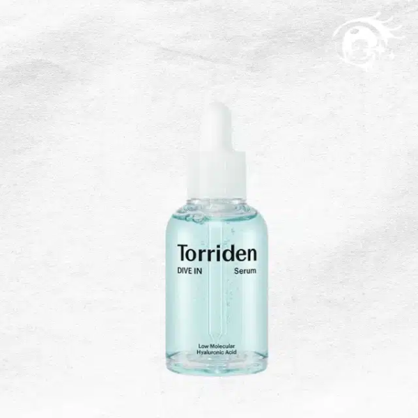 Un flacon compte-gouttes étiqueté « Torriden DIVE-IN Sérum d'Acide Hyaluronique à Faible Molécule 50 ml » repose sur un fond blanc texturé. dakar