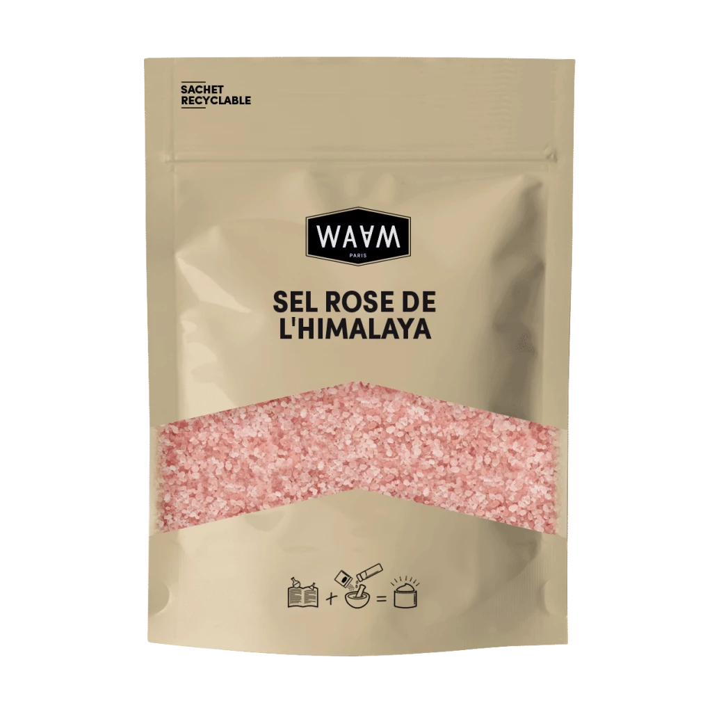 Un sachet beige de Waam Sel Rose de l'Himalaya Bain et Gommage 500 g avec texte français sur l'étiquette