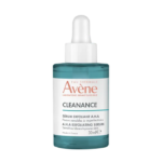 Un flacon de 30 ml de Cleanance Sérum Exfoliant A.H.A d'Avène, avec un emballage bleu canard et un bouchon compte-gouttes blanc. Le texte souligne son adéquation aux peaux sensibles et sujettes aux imperfections et précise qu'il est fabriqué en France. Dakar