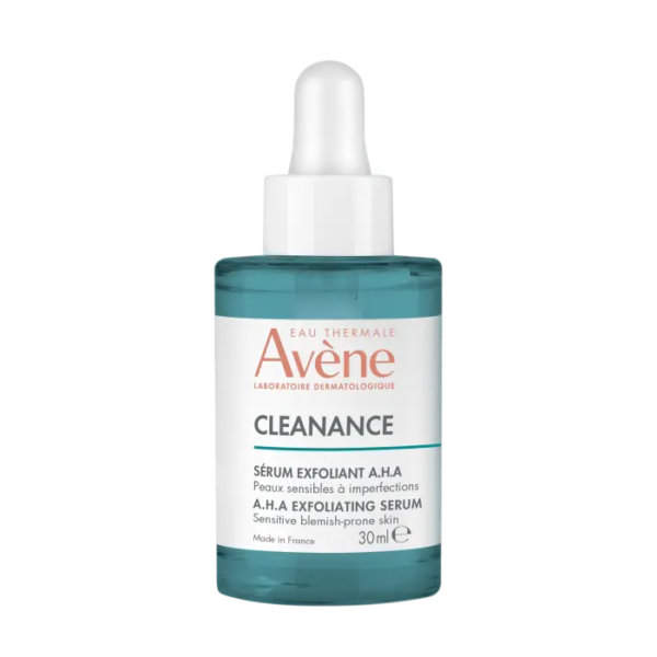 Un flacon de 30 ml de Cleanance Sérum Exfoliant A.H.A d'Avène, avec un emballage bleu canard et un bouchon compte-gouttes blanc. Le texte souligne son adéquation aux peaux sensibles et sujettes aux imperfections et précise qu'il est fabriqué en France. Dakar