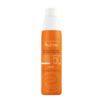 Un flacon de protection solaire en spray SPF 50+ d'Avène de 200 ml avec une étiquette orange et un bouchon blanc. L'étiquette contient du texte en français et en anglais, soulignant son adéquation aux peaux sensibles et sa protection solaire de haut niveau. Le flacon présente un design élégant et haut. Dakar